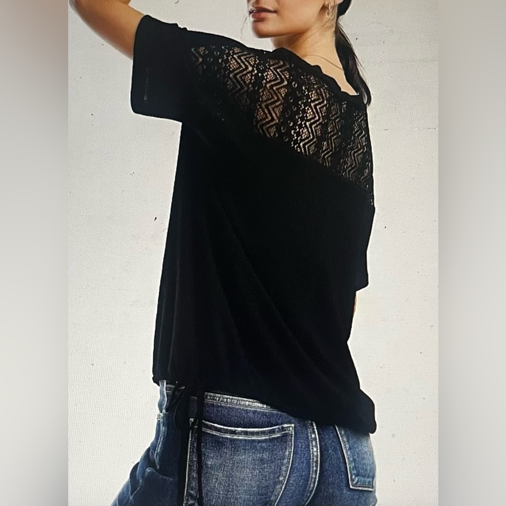 Daytrip Women’s Med Blk Cinched Hem Textures Rib Knit VNeck SS Top W/Lace Inset